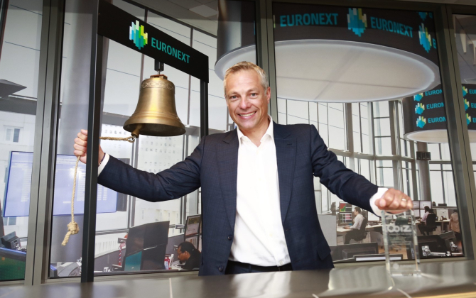 Brice Chambard sonne la cloche au moment de l’introduction d’Obiz sur Euronext Growth, le 26 mai 2021.