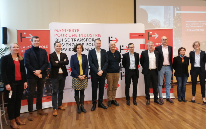 Elus, industriels et partenaires du projet industriel lancé par la Métropole de Lyon lors de la présentation du fonds d’amorçage, du manifeste et de la fondation Ilyse le 28 janvier 2022.