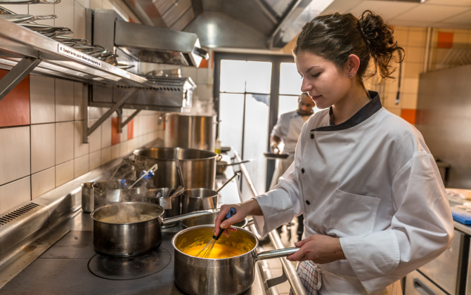 Le Groupe Raulic forme des cuisiniers et de serveurs au sein de son Académie des Thermes Marins, en partenariat avec la Faculté des Métiers.