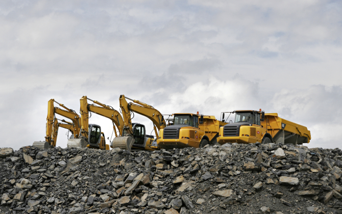 Les engins de chantier et les engins miniers peuvent être équipés de systèmes motorisés mis au point par les techniciens et les ingénieurs de Fétis Group.