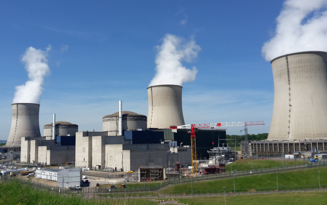 Pour limiter la hausse des factures d’électricité, EDF va devoir vendre à prix cassés, à ses concurrents, une part plus importante que prévu de sa production nucléaire.