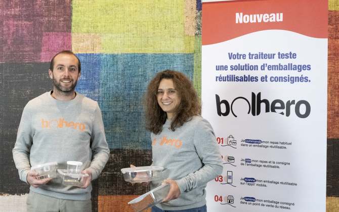 Sébastien Freulon, responsable Innovation chez MB Pack, et Aurélie Cordé, responsable marketing et communication, présentent les consignes Bolhero.
