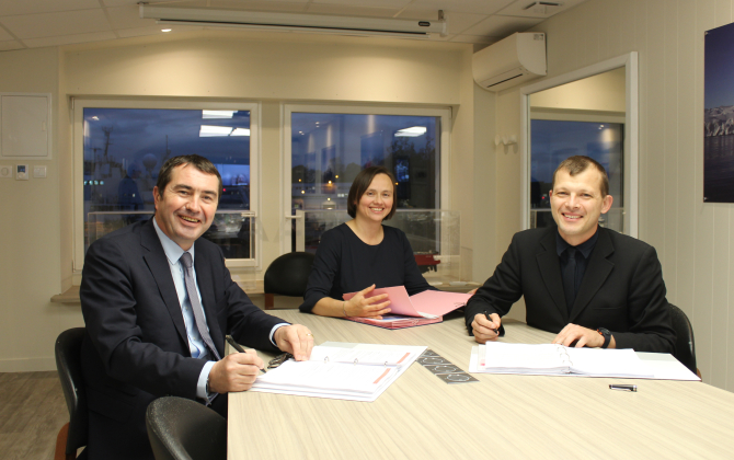 Vincent Faujour (Piriou), Diana Mesa (TOWT) et Guillaume Le Grand (TOWT) lors de la signature du contrat.