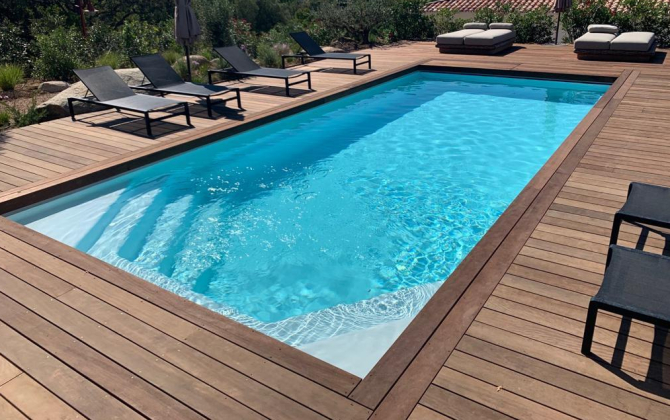 Alliance Piscines, marque phare de Léa Composites, propose plus de 40 modèles de piscines coque polyester.