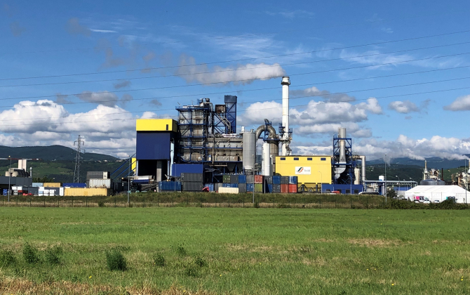 L’usine Tredi (groupe Séché Environnement) à Salaise-sur-Sanne (Isère) est située en bordure de la plateforme chimique des Roches-Roussillon, à qui elle fournit désormais 50 % de ses besoins en vapeur, via un nouveau réseau de chaleur mis en service fin 2020.