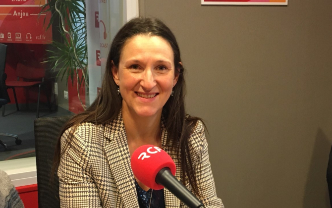Mathilde Favre d'Anne, adjointe au maire d'Angers en charge du tourisme et du rayonnement, au micro de l'émission Le Journal des Entreprises, sur RCF.