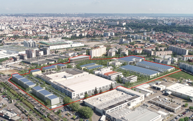Vue aérienne du site Usin Lyon Parilly à Vénissieux. Les bâtiments recouverts de panneaux photovoltaïques seront les nouveaux espaces industriels et tertiaires à venir sur l’ancienne friche Bosch (entourée en rouge).
