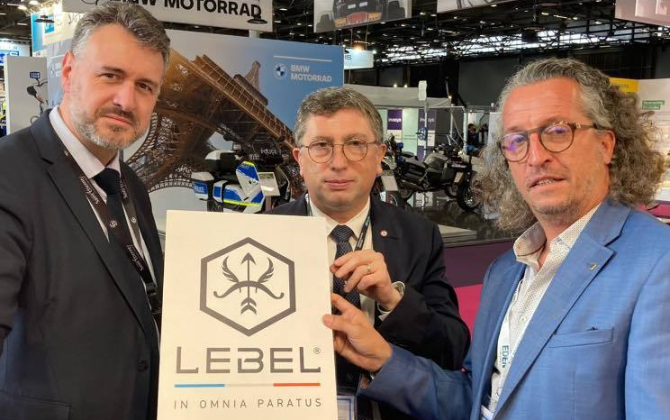 Guillaume Verney-Carron (à droite) sur le salon Milipol Paris avec Lionel Boucher (président de l’UDI Loire) et Jean-Michel Mis (député LREM Loire) à l’occasion de la présentation de la marque Lebel.