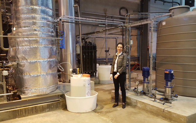 Laura Pech, directrice générale d’Alpha Recyclage Composites dans le hall industriel de l’entreprise toulousaine, à Castelsarrasin (Tarn-et-Garonne).