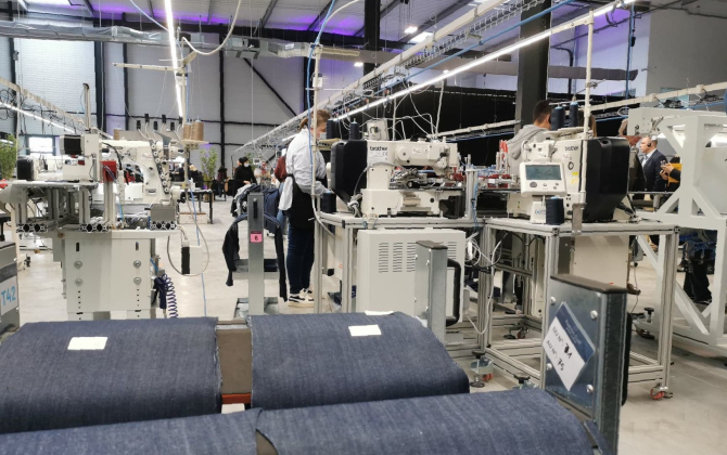Le Denim Center emploiera une centaine de personnes d’ici la fin 2022. Les effectifs pourraient grimper jusqu’à 300 salariés sur le site, si la demande en jeans made in France est au rendez-vous.