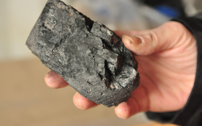 Le gaz riche en méthane est emprisonné dans des veines de charbon