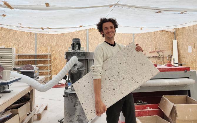 Morgan Guyader, fondateur de Malàkio, dans son atelier de production d’objets à base de coquillages recyclés.