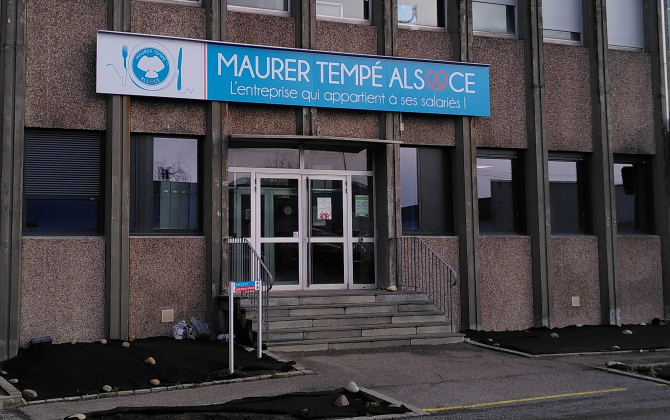 À Kingersheim, le charcutier Maurer Tempé Alsace affiche fièrement son statut de Scop sur le fronton de son site de production.