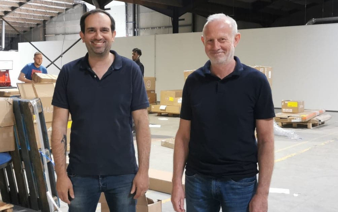 Alexandre Simoes (à gauche) et Laurent Vandelannoitte ont créé SVS en 2014. La PME vient d’emménager dans un entrepôt de 10 000 m² pour étendre ses activités.