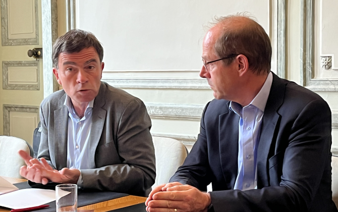 Bernard Farges, président et Allan Sichel, vice-président du Conseil Interprofessionnel du Vin de Bordeaux (CIVB)
