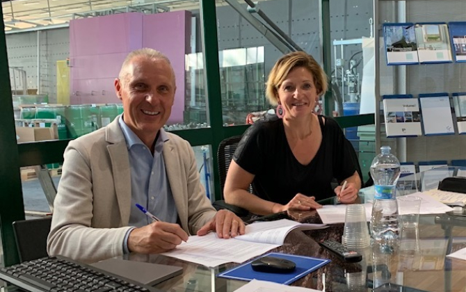 Christine Riou, présidente de Riou Glass, et Alessandro Pellini, dirigeant du fabricant italien de stores techniques Pellini, ont signé un partenariat de coentreprise pour entrer au capital de de l'entreprise italienne Cappelletti & Roleri.