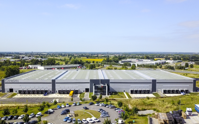 En 2018, le groupe Top Tex - Kariban a investi 18 millions d’euros dans la construction de sa plateforme logistique semi-automatisée, située dans la zone Eurocentre, au nord de Toulouse.