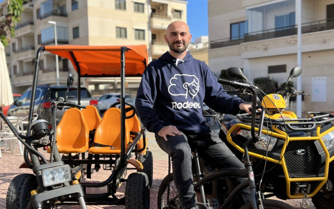 François-Xavier Gonzalez, cofondateur de Rodeeo, spécialiste tech et propriétaire d’un magasin de location de quads et de scooters.