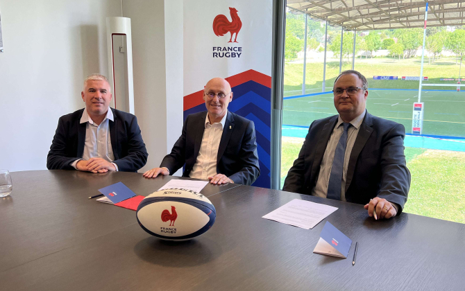Mardi 24 mai, lors de la signature de la convention de partenariat : Laurent Guerreiro, président du groupe RAGT (à droite), Bernard Laporte, président de la Fédération française de rugby (au centre), et Luc Bourigault, directeur opérationnel des Gazons de France (à gauche).
