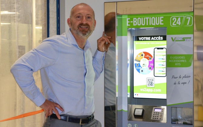 Christophe Semel dirige la société Bleutec, fabricant de distributeurs automatiques à Carros
