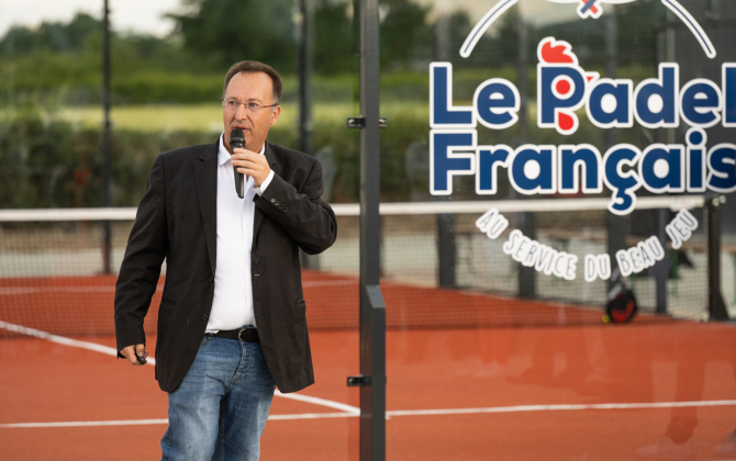 Denis Joandel, lors de l’inauguration du premier terrain Le Padel Français à Montverdun dans la Loire.
