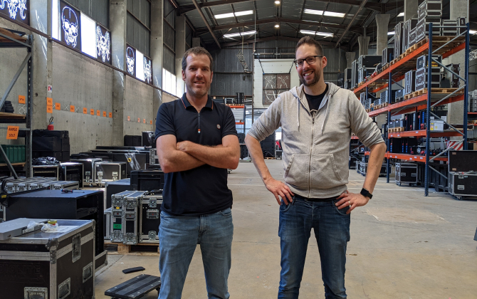 Franck Fily (à gauche) et Sylvain Turpin, les deux associés à la tête de l’entreprise Audiolite, croulent sous les demandes après deux années perturbées par la crise sanitaire.