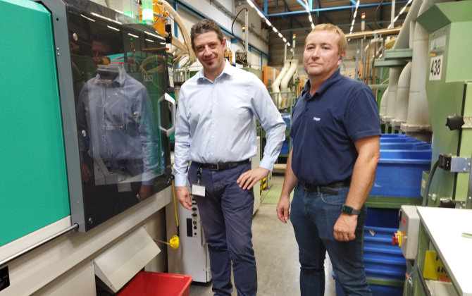 Jean-Christophe Cognacq (à gauche), le directeur du site Hager à Bischwiller et Jean-Louis Becker, le responsable de l’atelier d’injection, pilotent l’installation de 30 nouvelles presses à injection.