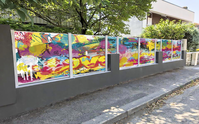 La Clôture Française a fait appel à quatre artistes grapheurs pour personnaliser ses clôtures et portails en PVC. Ici une œuvre signée de la main de Maps.