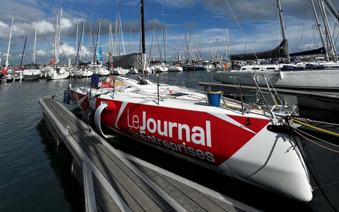 Le bateau de Frédéric Duthil est aux couleurs du Journal des Entreprises. Il sera au départ de la Solitaire du Figaro.