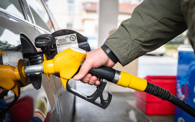 Le projet de loi sur le pouvoir d’achat devrait ouvrir la "prime transport" à davantage de salariés, afin de compenser l’envolée des prix du carburant pour leurs trajets domicile-travail.