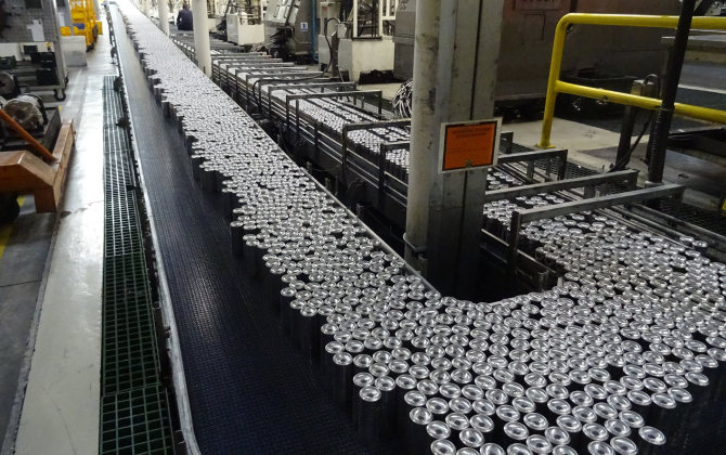 L’usine Crown Bevcan France de Custines produit près de 3 200 boîtes boissons à la minute.