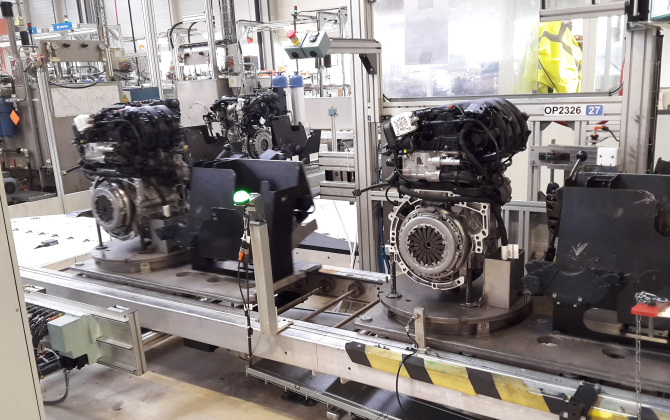 Moteurs de voiture thermique sur une chaîne de production au sein de l’usine PSA de Tréméry, en Moselle.