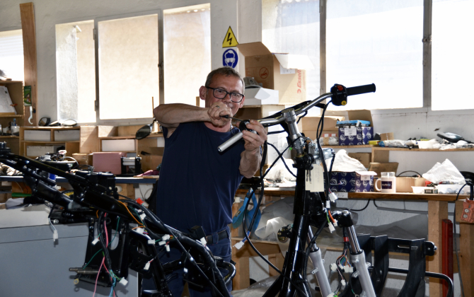 Atelier de fabrication de scooters électriques à Grasse.