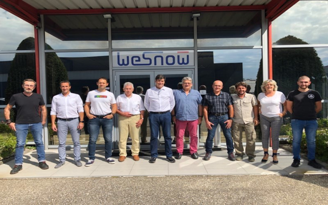 Bertrand Lambla, dirigeant de WeSnow (au centre de la photo) et le reste de l'équipe de cette entreprise basée à Challes-les-eaux.