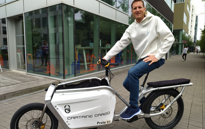 Capitaine Cargo est un vélo cargo mis au point par Galian Cycles à Rennes, avec au guidon Vincent Renard, l’un des quatre associés de l’entreprise.