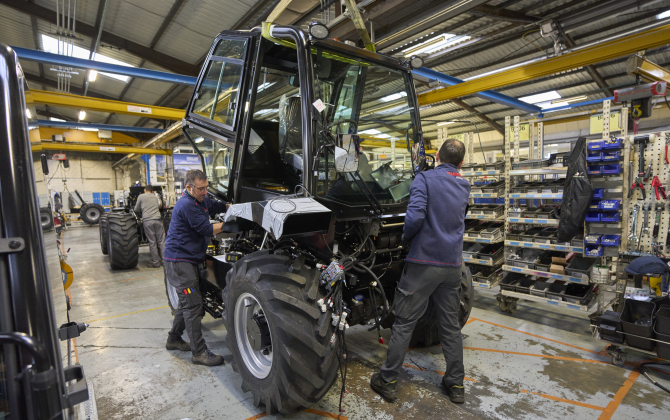 Chaque semaine sortent environ 50 machines de l’usine de chariots à mât de Manitou à Beaupréau-en-Mauges.