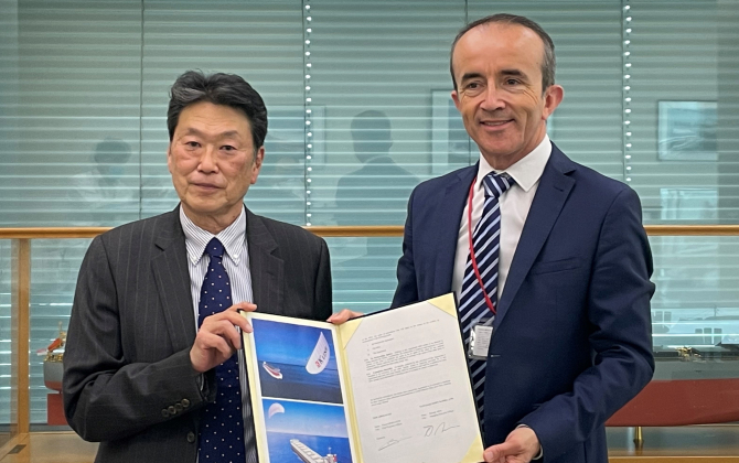 Daisuke Arai, directeur général du japonais Kawasaki Kisen Kaisha, et Vincent Bernatets, cofondateur et président d'Airseas, ont signé un partenariat de coopération technologique autour du système Seawing de voile géante automatisée pour navire de la start-up nantaise.
