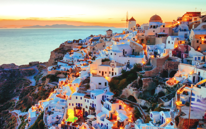La jeune entreprise nantaise MyLittleTrip a commercialisé 1 200 abonnements à des voyages surprises depuis début 2022, avec notamment pour destination Santorin, en Grèce.