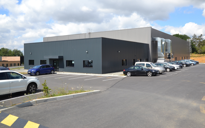 La nouvelle usine est située zone des Grands Prés à Changé (Laval). Deux pompes à chaleur air/air assurent la climatisation des locaux.