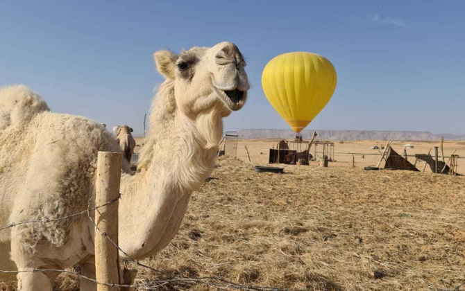 Le dirigeant d’Ariadnext, Guillaume Despagne, pratique le vol en montgolfière à travers le monde. Ici, dans le désert d’Al Ula en Arabie saoudite.