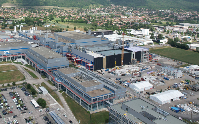 Le site STMicroelectronics à Crolles va s'étendre avec une nouvelle usine dédiée à la production de semi-conducteurs 300 mm.