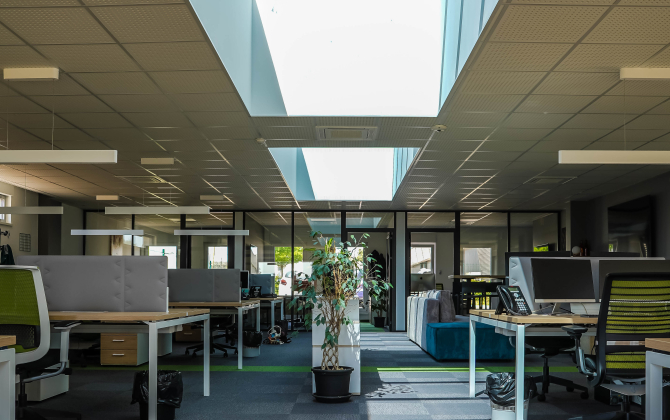 L’extension des bureaux de Meosis à Colmar a permis d’ajouter un nouvel open space dans l’esprit start-up, éclairé par deux puits de lumière naturelle.