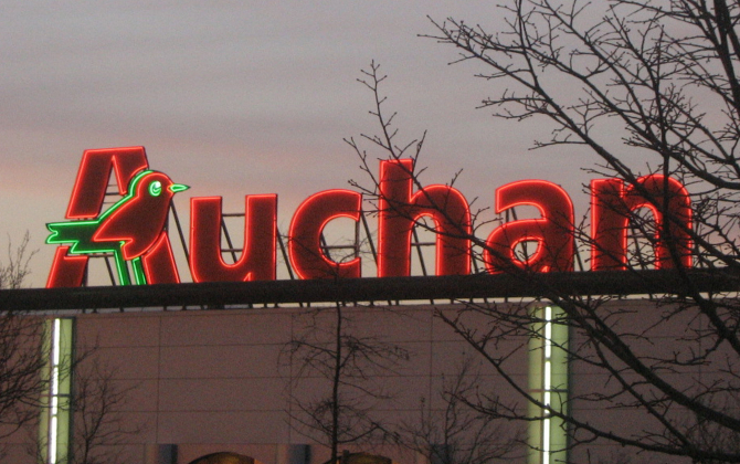 Dans une situation difficile après un déficit record en 2018, Auchan Retail multiplie les mesures drastiques.