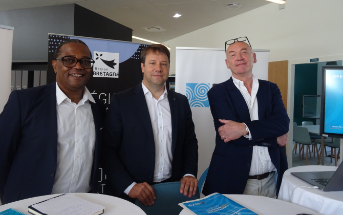 Le président de la Région Bretagne Loïg Chesnais-Girard entouré des dirigeants du Forum économique breton (Christian Pousset, fondateur, à gauche, et Fabrice Trousson, directeur). Le FEB 2022 se tiendra les 31 août et 1er septembre, à Saint-Malo.
