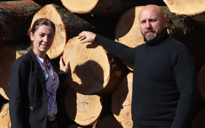 Angélique et Mickaël Oudin, dirigeants de l’entreprise Vosges Bois Développement, ont repris la scierie en mars 2022.