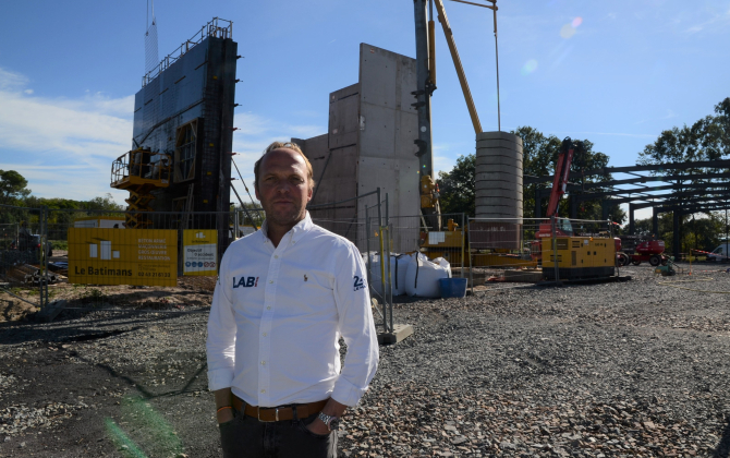 Antoine Moreau sur le chantier du futur siège : 1 200 m2 d’entrepôts face au circuit des 24 Heures.