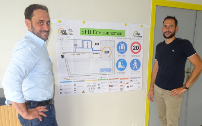 Aurélien et Maël Seveno devant leur projet de plateforme de tri et de valorisation des déchets du bâtiment.