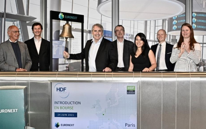 Damien Havard, PDG et fondateur d’Hydrogène de France, et son équipe sonnent la cloche pour célébrer l’introduction en Bourse de leur entreprise le 24 juin 2021 à Paris.