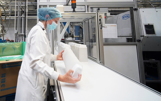 Europlastiques emploie 75 personnes à Changé, près de Laval. L'usine produit 300 millions emballages alimentaires par an.