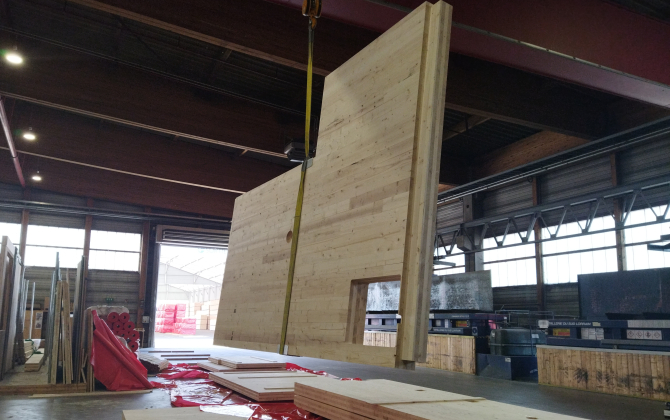 Les panneaux multi-plis de construction (CLT - Cross laminated timber) sont utilisés, notamment, pour ériger des immeubles en bois.